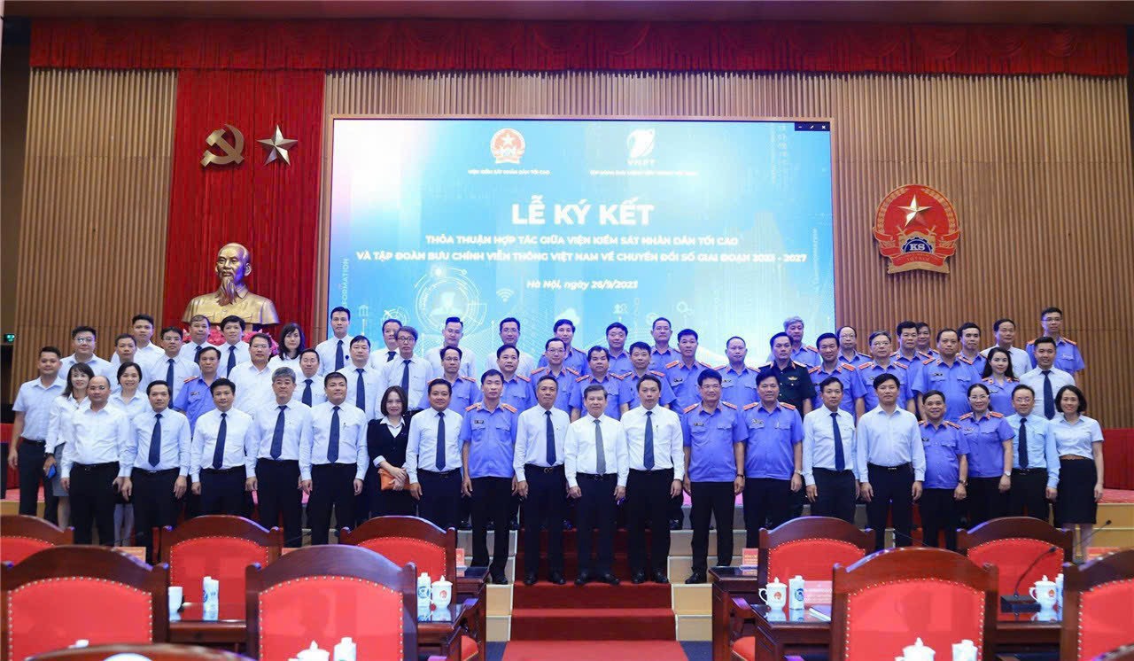 L&amp;atilde;nh đạo VKS Nh&amp;acirc;n d&amp;acirc;n tối cao chụp ảnh lưu niệm c&amp;ugrave;ng Ban gi&amp;aacute;m đốc, c&amp;aacute;n bộ VNPT