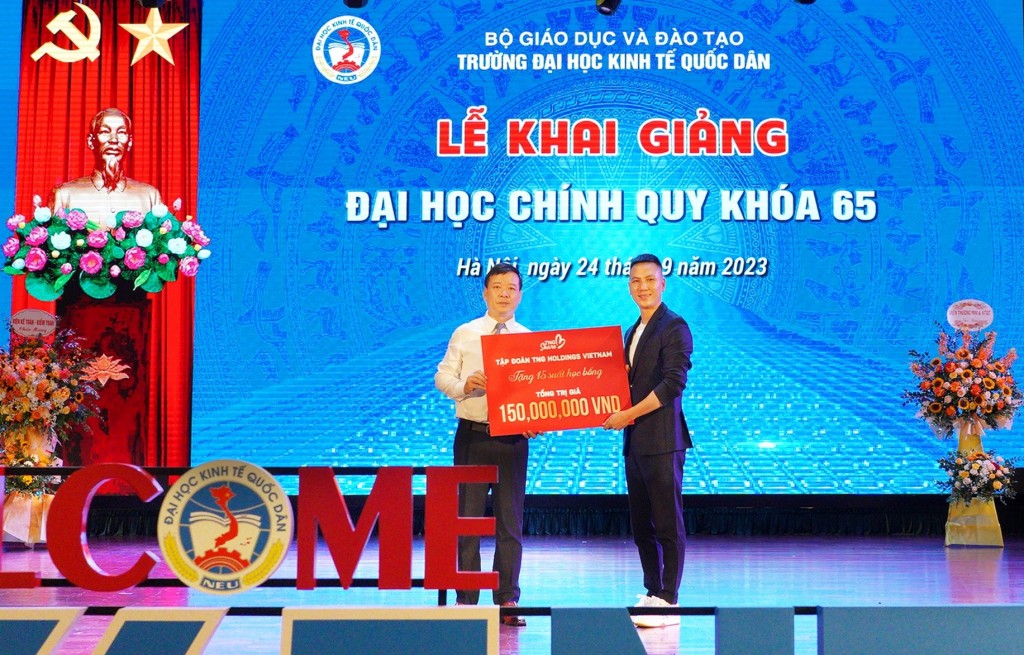 Đại diện TNG Holdings Vietnam trao 15 suất học bổng cho đại diện nh&amp;agrave; trường tại Lễ Khai giảng