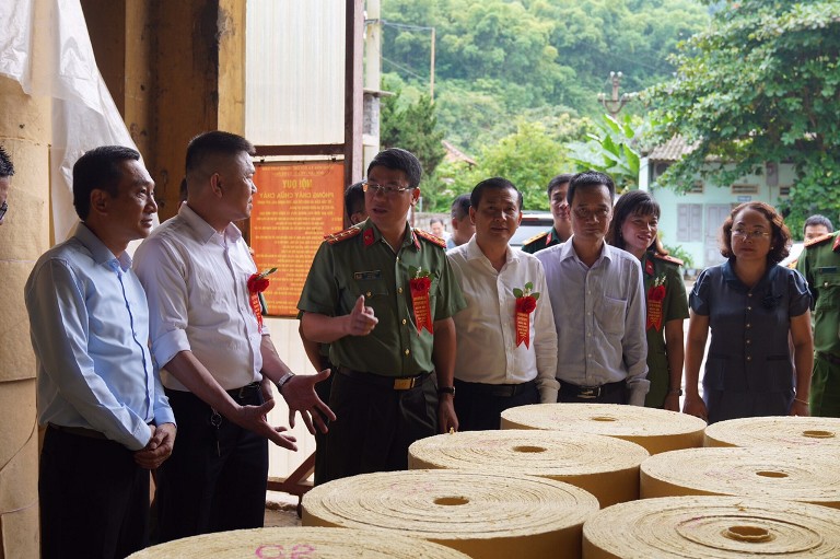 Đại t&amp;aacute; Đỗ Thanh B&amp;igrave;nh, GĐ C&amp;ocirc;ng an tỉnh H&amp;ograve;a B&amp;igrave;nh, L&amp;atilde;nh đạo Huyện ủy, UBND huyện Mai Ch&amp;acirc;u thăm Nh&amp;agrave; m&amp;aacute;y