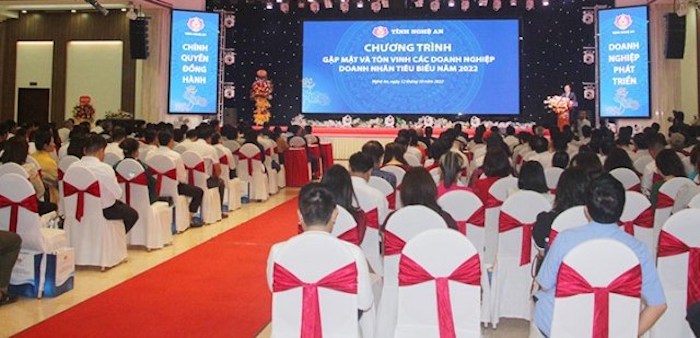 Quang cảnh Chương tr&amp;igrave;nh gặp mặt v&amp;agrave; t&amp;ocirc;n vinh c&amp;aacute;c doanh nghiệp, doanh nh&amp;acirc;n ti&amp;ecirc;u biểu tỉnh Nghệ An năm 2022