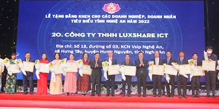 L&amp;atilde;nh đạo tỉnh Nghệ An trao Bằng Khen v&amp;agrave; tặng hoa ch&amp;uacute;c mừng c&amp;aacute;c doanh nghiệp, doanh nh&amp;acirc;n năm 2022