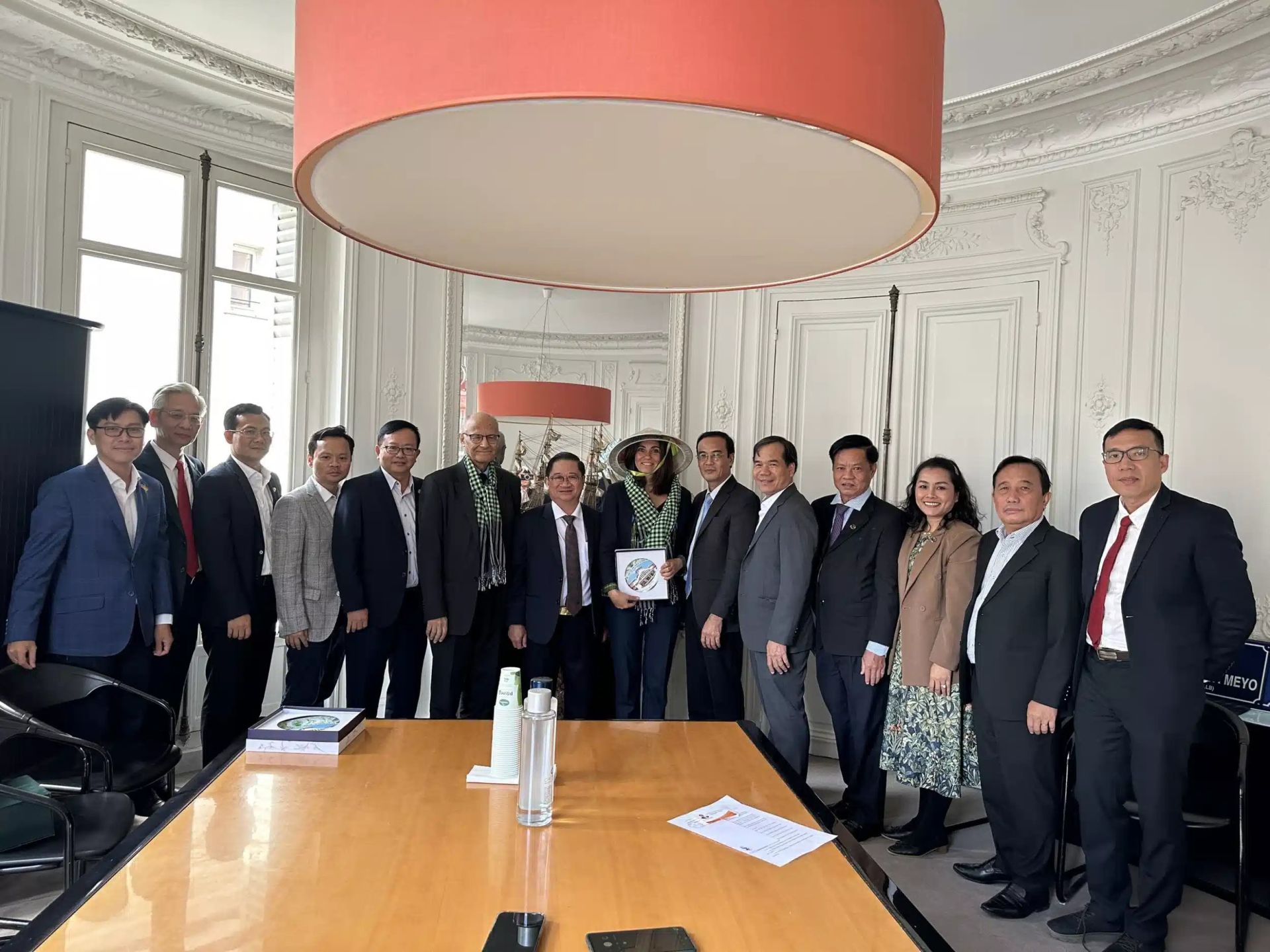 Đo&amp;agrave;n chụp h&amp;igrave;nh lưu niệm với đại diện AIMF. Ảnh: CTV