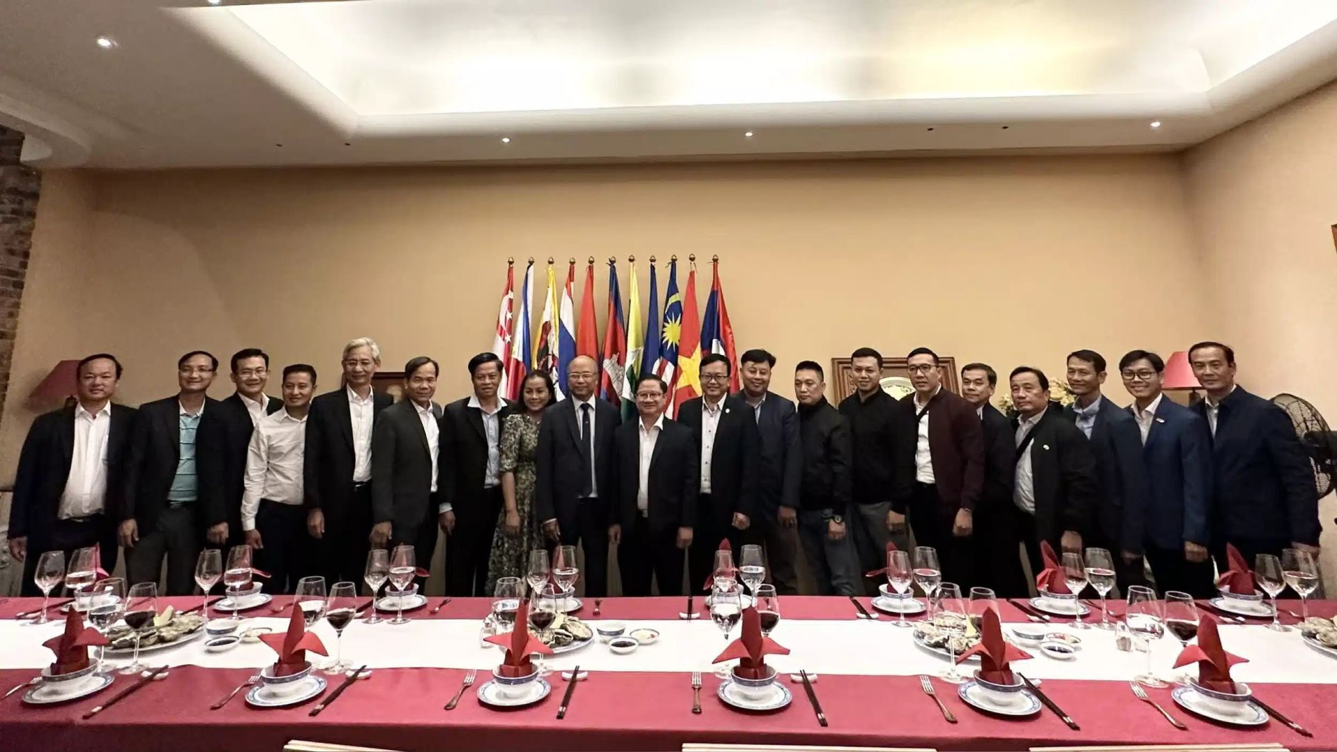 Đo&amp;agrave;n chụp h&amp;igrave;nh lưu niệm với Đại sứ v&amp;agrave; c&amp;aacute;c c&amp;aacute;n bộ Đại sứ qu&amp;aacute;n Việt Nam tại Ph&amp;aacute;p. Ảnh: CTV