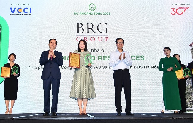 Đại diện Tập đo&amp;agrave;n BRG nhận giải thưởng &amp;ldquo;Dự &amp;aacute;n đ&amp;aacute;ng sống năm 2023&amp;rdquo; cho tổ hợp căn hộ cao cấp The Diamond Residence.