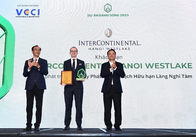 Đại diện Tập đo&amp;agrave;n BRG nhận giải thưởng &amp;ldquo;Dự &amp;aacute;n Đ&amp;aacute;ng trải nghiệm năm 2023&amp;rdquo; cho Kh&amp;aacute;ch sạn InterContinental Hanoi Westlake.