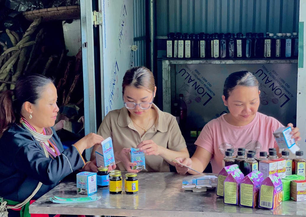 Sản phẩm cao nghệ đen của HTX Ngọc S&amp;aacute;ng, x&amp;atilde; Bắc Phong (Cao Phong) được lựa chọn x&amp;acirc;y dựng sản phẩm OCOP năm 2023.