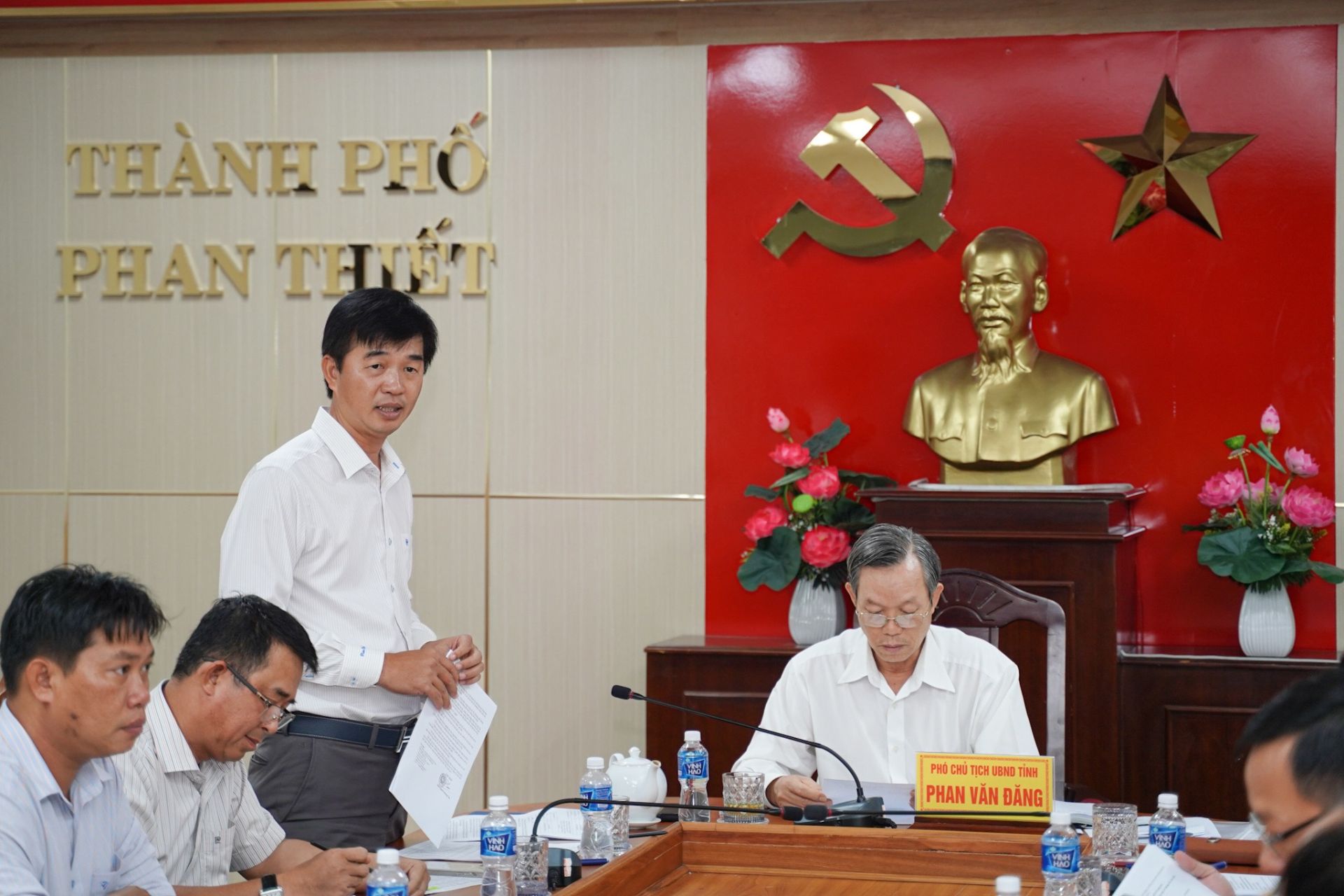 Chủ tịch UBND th&amp;agrave;nh phố Phan Thiết Phan Nguyễn Ho&amp;agrave;ng T&amp;acirc;n ph&amp;aacute;t biểu tại buổi l&amp;agrave;m việc