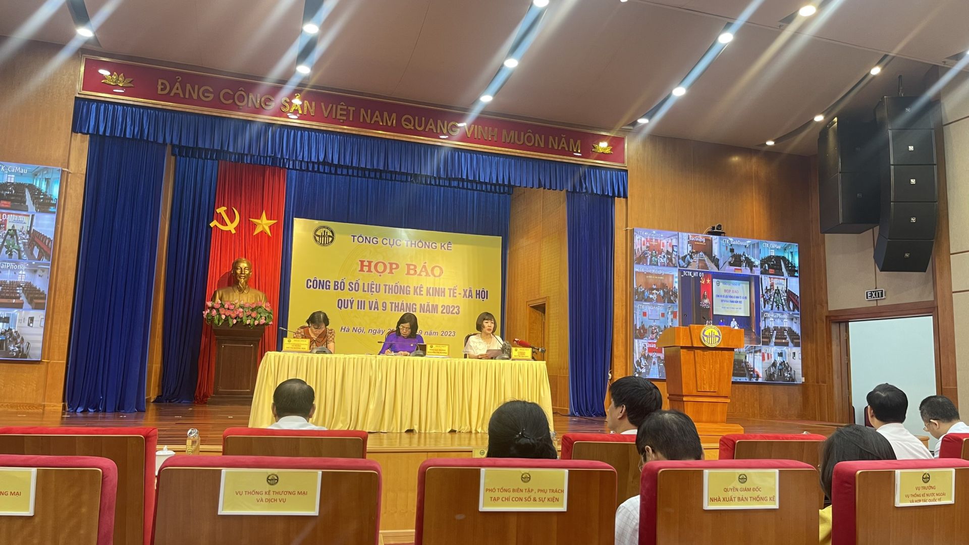 Bb&amp;agrave; Nguyễn Thu Oanh, Vụ trưởng Vụ Thống k&amp;ecirc; Tổng hợp, Tổng cục Thống k&amp;ecirc; (ngo&amp;agrave;i c&amp;ugrave;ng b&amp;ecirc;n phải) tại cuộc Họp b&amp;aacute;o ng&amp;agrave;y 29/9