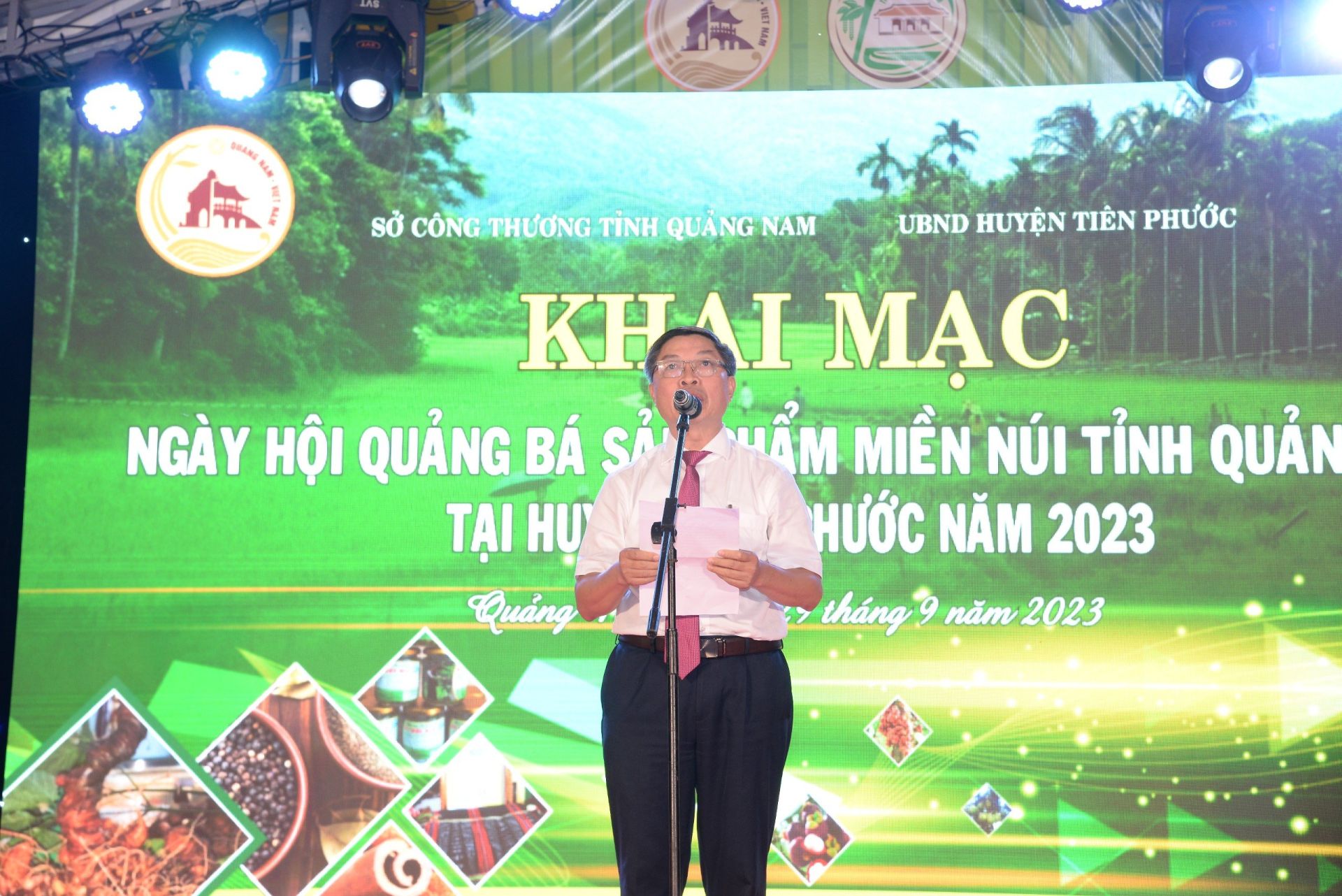 &amp;Ocirc;ng Hường Văn Minh; Ph&amp;oacute; gi&amp;aacute;m đốc Sở c&amp;ocirc;ng thương tỉnh Quảng Nam ph&amp;aacute;t biểu tại lễ khai mạc