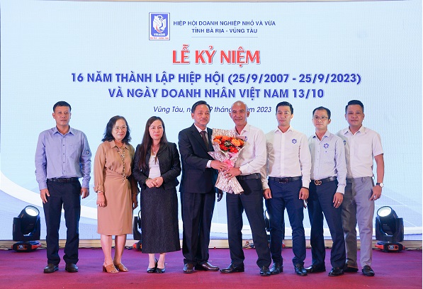 Nh&amp;acirc;n Lễ kỷ niệm 16 năm ng&amp;agrave;y th&amp;agrave;nh lập,&amp;nbsp;Hiệp hội đ&amp;atilde; ra mắt v&amp;agrave; ch&amp;uacute;c mừng c&amp;aacute;c Chi hội trực thuộc mới th&amp;agrave;nh lập