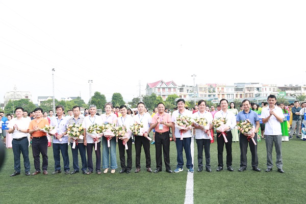 Đại diện l&amp;atilde;nh đạo tỉnh, Hiệp hội DN tỉnh tặng hoa ch&amp;uacute;c mừng BTC giải b&amp;oacute;ng đ&amp;aacute;