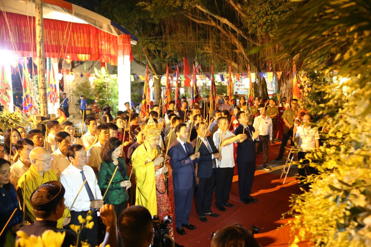 Ph&amp;oacute;  Thủ tướng Ch&amp;iacute;nh Phủ Trần H&amp;ocirc;ng H&amp;agrave; c&amp;ugrave;ng c&amp;aacute;c l&amp;atilde;nh đạo Bộ, Ban, Ng&amp;agrave;nh , L&amp;atilde;nh đạo c&amp;aacute;c tỉnh d&amp;acirc;ng hương tưởng niệm 723 năm ng&amp;agrave;y mất  của anh h&amp;ugrave;ng d&amp;acirc;n tộc Trần Hưng Đạo