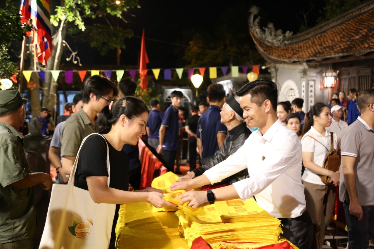 Lễ ph&amp;aacute;t ấn cho người d&amp;acirc;n v&amp;agrave; du kh&amp;aacute;ch tại Đền Kiếp Bạc