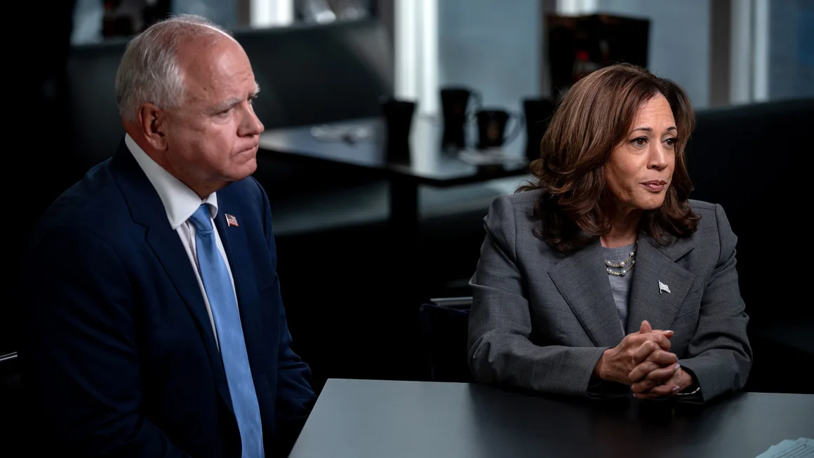 Thống đốc bang Minnesota (tr&amp;aacute;i) v&amp;agrave; Ph&amp;oacute; Tổng thống Kamala Harris (phải) trong cuộc phỏng vấn với CNN ng&amp;agrave;y 29 th&amp;aacute;ng 8