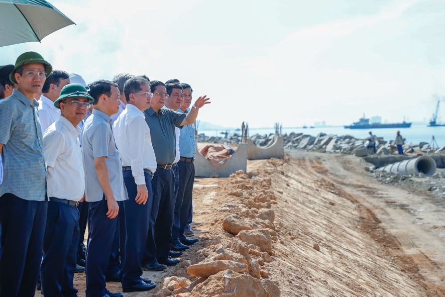 Thủ tướng đ&amp;atilde; đi khảo s&amp;aacute;t tại khu vực nghi&amp;ecirc;n cứu lấn biển gần đường Nguyễn Tất Th&amp;agrave;nh (chức năng l&amp;agrave; khu dịch vụ logistics, diện t&amp;iacute;ch khoảng 420 ha)