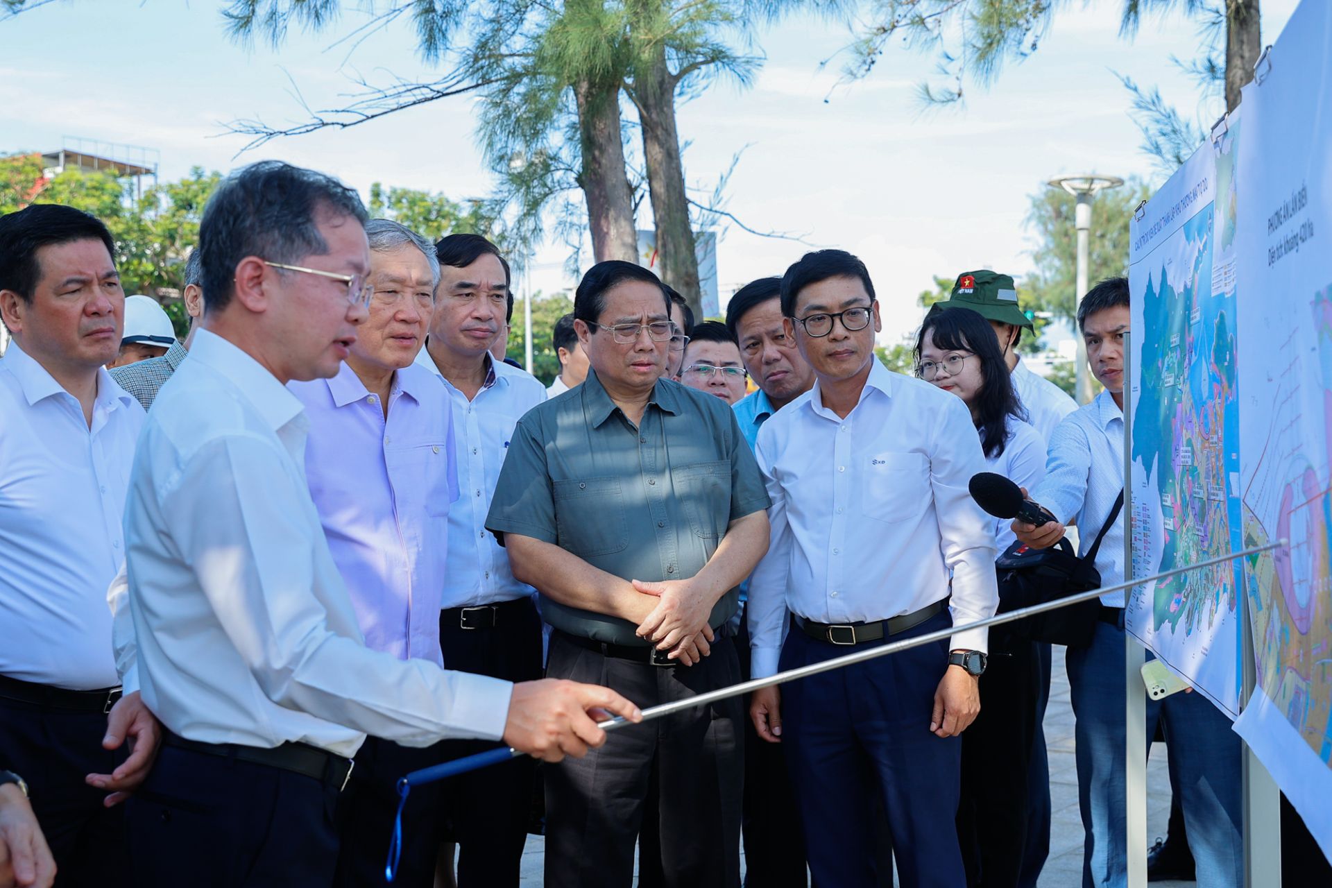 Thủ tướng Phạm Minh Ch&amp;iacute;nh đồng &amp;yacute; về chủ trương cần lấn biển để tạo quỹ đất mới, mở rộng kh&amp;ocirc;ng gian ph&amp;aacute;t triển, song cần nghi&amp;ecirc;n cứu, t&amp;iacute;nh to&amp;aacute;n kỹ c&amp;aacute;c vấn đề nguy&amp;ecirc;n vật liệu san lấp; diện t&amp;iacute;ch đất, những vị tr&amp;iacute; đẹp nhất phải ưu tiền d&amp;agrave;nh cho sản xuất kinh doanh.