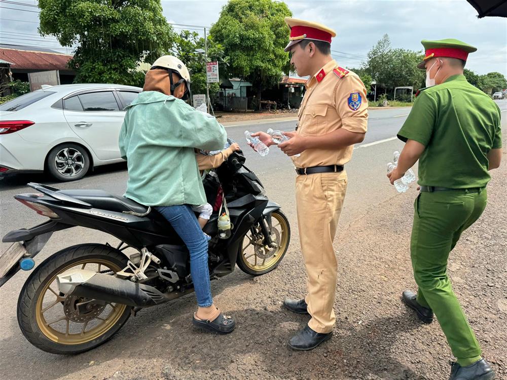 Lực lượng CSGT dựng pa-n&amp;ocirc; lưu &amp;yacute; nhắc nhở người d&amp;acirc;n tham gia giao th&amp;ocirc;ng đ&amp;uacute;ng luật, đảm bảo sức khỏe an to&amp;agrave;n khi l&amp;aacute;i xe.