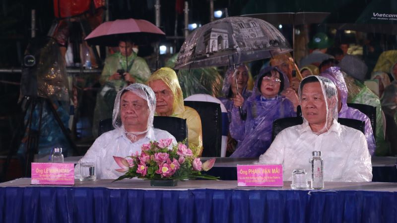 Đồng ch&amp;iacute; L&amp;ecirc; Minh Hoan - Ủy vi&amp;ecirc;n Ban Chấp h&amp;agrave;nh Trung ương Đảng, Bộ trưởng Bộ N&amp;ocirc;ng nghiệp v&amp;agrave; Ph&amp;aacute;t triển n&amp;ocirc;ng th&amp;ocirc;n (b&amp;ecirc;n tr&amp;aacute;i) v&amp;agrave; đồng ch&amp;iacute; Phan Văn M&amp;atilde;i - Ủy vi&amp;ecirc;n Ban Chấp h&amp;agrave;nh Trung ương Đảng, Ph&amp;oacute; B&amp;iacute; thư Th&amp;agrave;nh ủy, Chủ tịch UBND TP Hồ Ch&amp;iacute; Minh dự tại điểm cầu tỉnh Đồng Th&amp;aacute;p