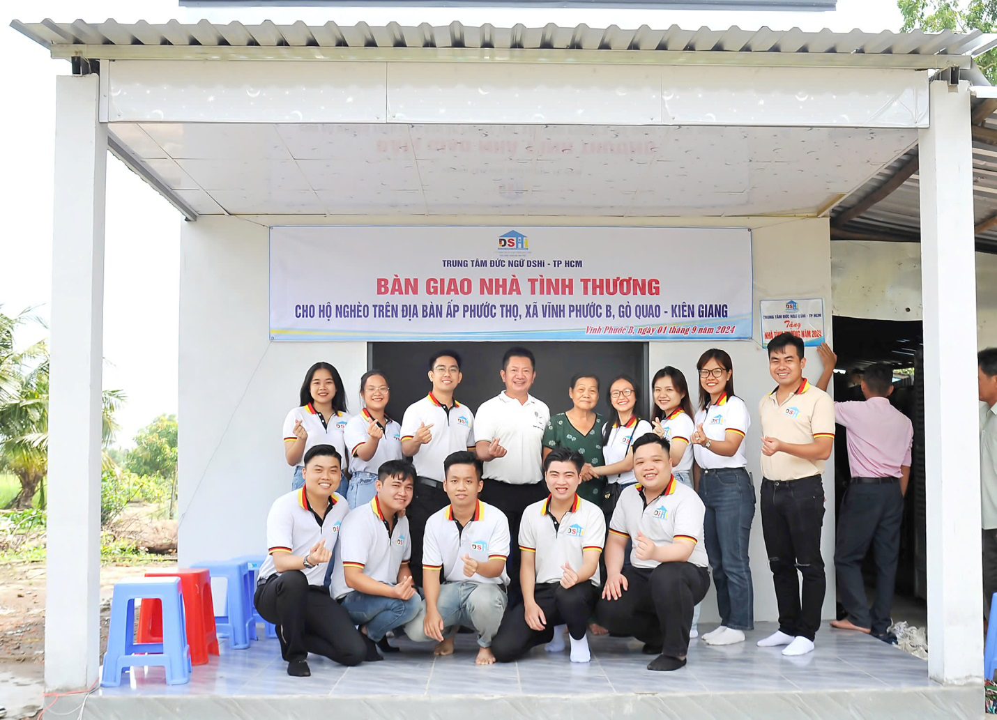 Tập thể CB,GV, học vi&amp;ecirc;n DSHi &amp;ndash; Team trao tặng nh&amp;agrave; cho B&amp;agrave; Nguyệt