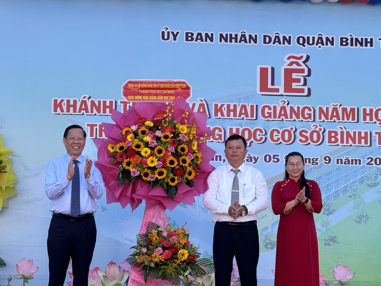 Đồng ch&amp;iacute; Phan Văn M&amp;atilde;i- CT  UBND  TPHCM  tặng  hoa  cho Thầy  v&amp;agrave; tr&amp;ograve; trường THCS B&amp;igrave;nh Trị Đ&amp;ocirc;ng B, Quận  B&amp;igrave;nh  T&amp;acirc;n.