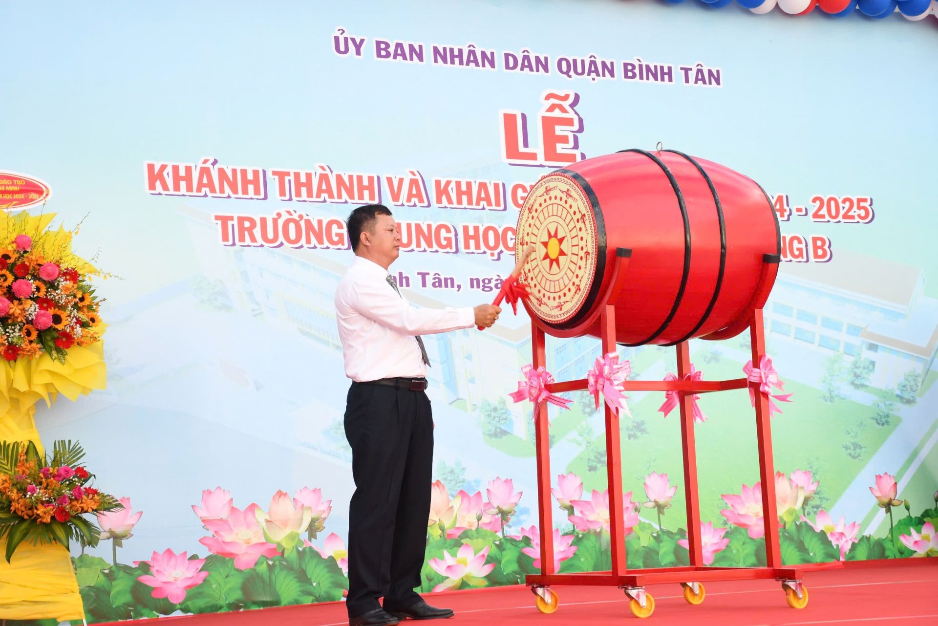 Thầy Hồ Thanh Danh, Hiệu trưởng Trường Trung học cơ sở B&amp;igrave;nh Trị Đ&amp;ocirc;ng B Đđ&amp;aacute;nh  trống  khai  giảng  năm  học mới.