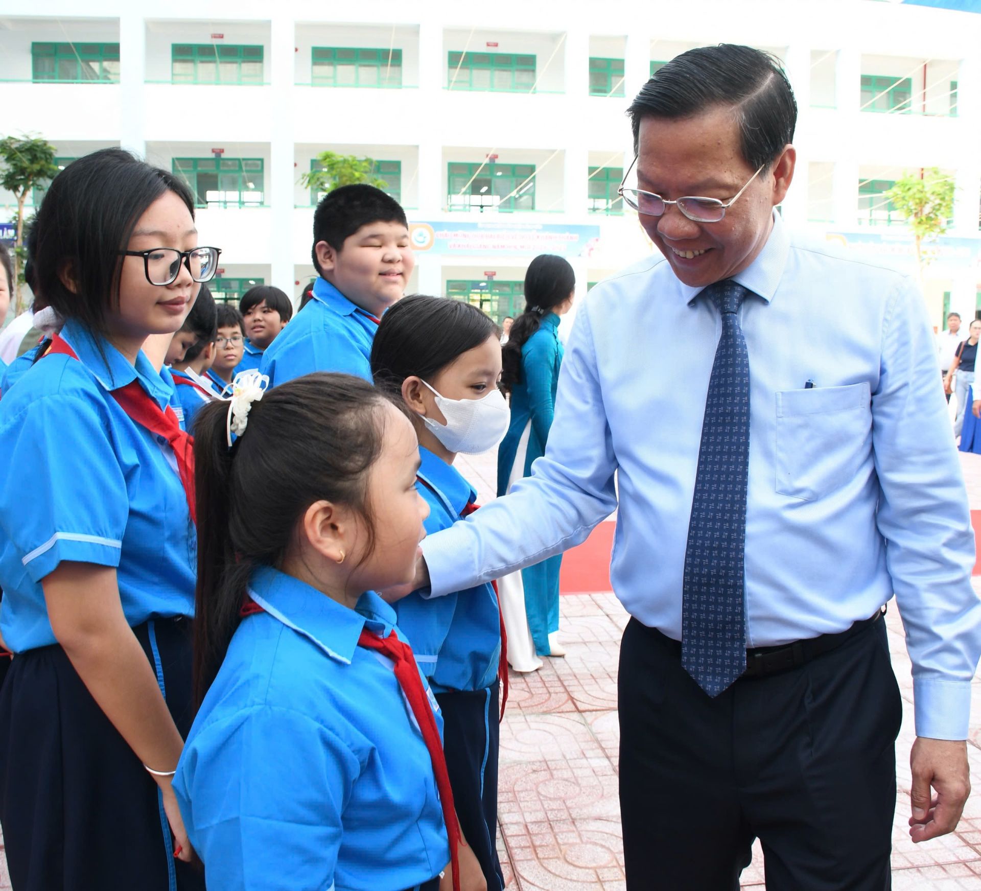 Đồng ch&amp;iacute;  Phan Văn M&amp;atilde;i- CT  UBNDTPHCM  động  vi&amp;ecirc;n  c&amp;aacute;c  em  học  sinh  trong  ng&amp;agrave;y  đầu  đến  trường.