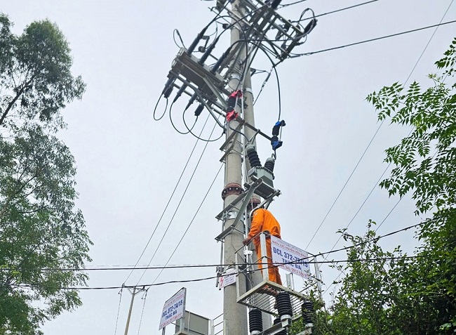 C&amp;ocirc;ng nh&amp;acirc;n Điện lực Y&amp;ecirc;n B&amp;igrave;nh kiểm tra đường d&amp;acirc;y 35kV trước khi đ&amp;oacute;ng điện.