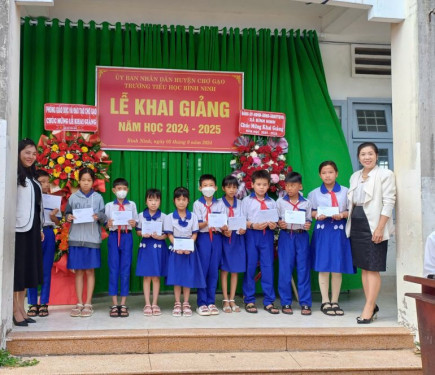 Trao học bổng và nhà tình nghĩa tại An Giang