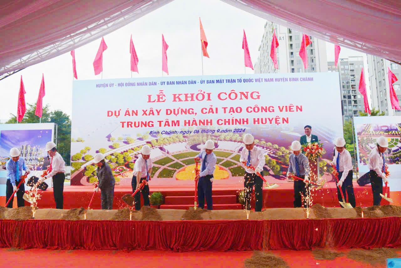 C&amp;aacute;c đại biểu thực hiện nghi thức khởi c&amp;ocirc;ng x&amp;acirc;y dựng c&amp;ocirc;ng tr&amp;igrave;nh c&amp;ocirc;ng vi&amp;ecirc;n trung t&amp;acirc;m h&amp;agrave;nh ch&amp;iacute;nh Huyện. Ảnh- B&amp;iacute;ch Li&amp;ecirc;n.