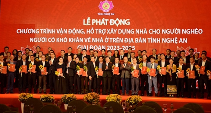 L&amp;atilde;nh đạo tỉnh Nghệ An trao Thư cảm ơn và tặng hoa tri &amp;acirc;n đến c&amp;aacute;c doanh nghiệp, tổ chức, c&amp;aacute; nh&amp;acirc;n c&amp;oacute; tấm l&amp;ograve;ng hảo t&amp;acirc;m ủng hộ Chương tr&amp;igrave;nh vận động hỗ trợ x&amp;acirc;y dựng nh&amp;agrave; cho người ngh&amp;egrave;o, người c&amp;oacute; ho&amp;agrave;n cảnh kh&amp;oacute; khăn về nh&amp;agrave; ở tr&amp;ecirc;n địa b&amp;agrave;n tỉnh giai đoạn 2023 - 2025 tại Lễ ph&amp;aacute;t động