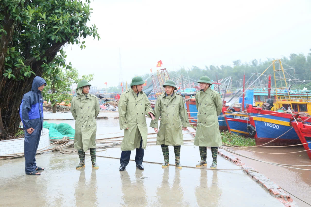 Lại Văn Ho&amp;agrave;n, Tỉnh ủy vi&amp;ecirc;n, Ph&amp;oacute; Chủ tịch UBND tỉnh, Ph&amp;oacute; Trưởng ban thường trực Ban Chỉ huy PCTT v&amp;agrave; TKCN tỉnh kiểm tra c&amp;ocirc;ng t&amp;aacute;c ứng ph&amp;oacute; với b&amp;atilde;o số 3 tại cảng c&amp;aacute; Cửa L&amp;acirc;n, x&amp;atilde; Nam Thịnh