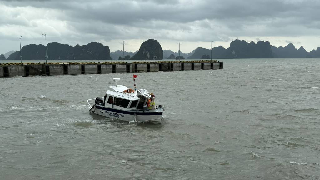 C&amp;ocirc;ng an V&amp;acirc;n Đồn triển khai kiểm tra, khắc phục hậu quả tr&amp;ecirc;n biển