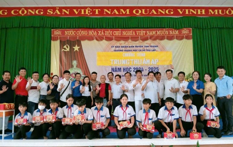 Trao qu&amp;agrave; tại điểm trường mầm non, tiểu học, THCS T&amp;acirc;n Lập