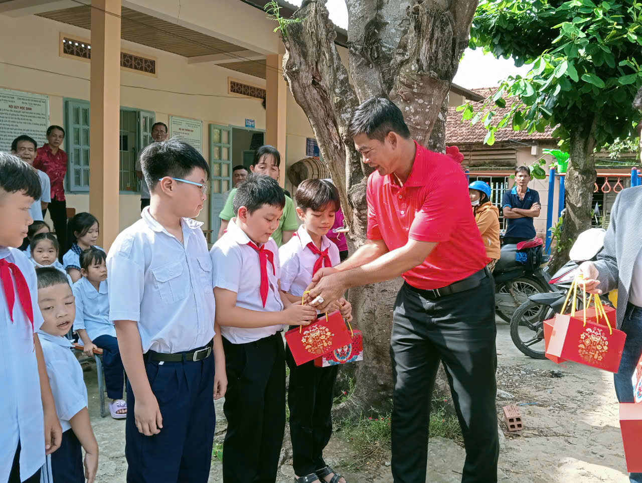 Chuyến đi trao qu&amp;agrave; trung thu kh&amp;ocirc;ng chỉ l&amp;agrave; cơ hội để chia sẻ niềm vui v&amp;agrave; t&amp;igrave;nh y&amp;ecirc;u thương m&amp;agrave; c&amp;ograve;n l&amp;agrave; dịp để tạo ra những kỷ niệm đẹp v&amp;agrave; &amp;yacute; nghĩa cho cả đo&amp;agrave;n v&amp;agrave; c&amp;aacute;c em nhỏ