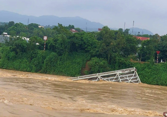 Phú Thọ: Lũ sông Hồng dâng cao, cầu Phong Châu đổ sập