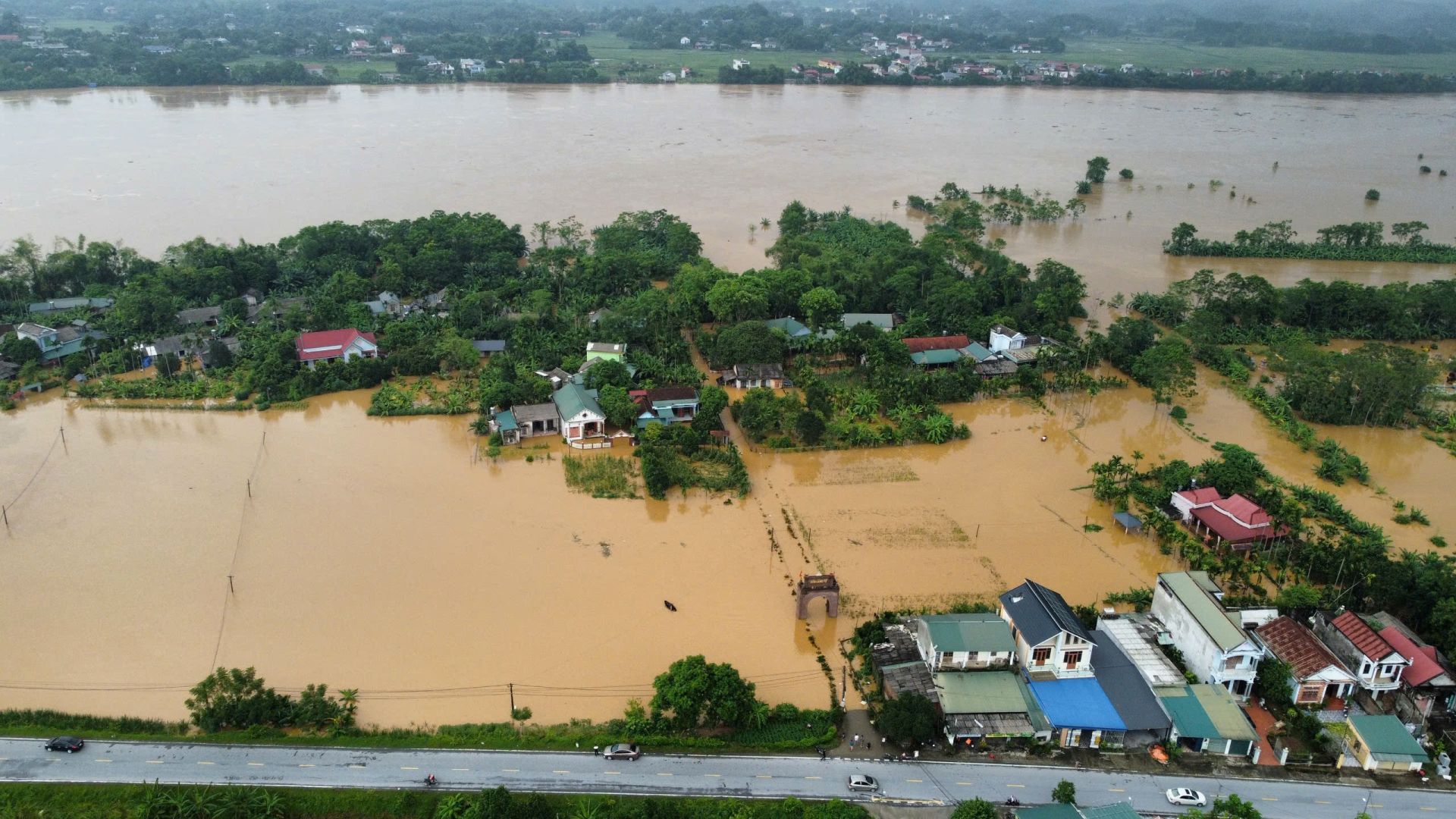 Nước s&amp;ocirc;ng Hồng d&amp;acirc;ng cao, x&amp;oacute;m L&amp;agrave;ng Tự, x&amp;atilde; Hiền Lương (huyện Hạ H&amp;ograve;a) ngập trong nước