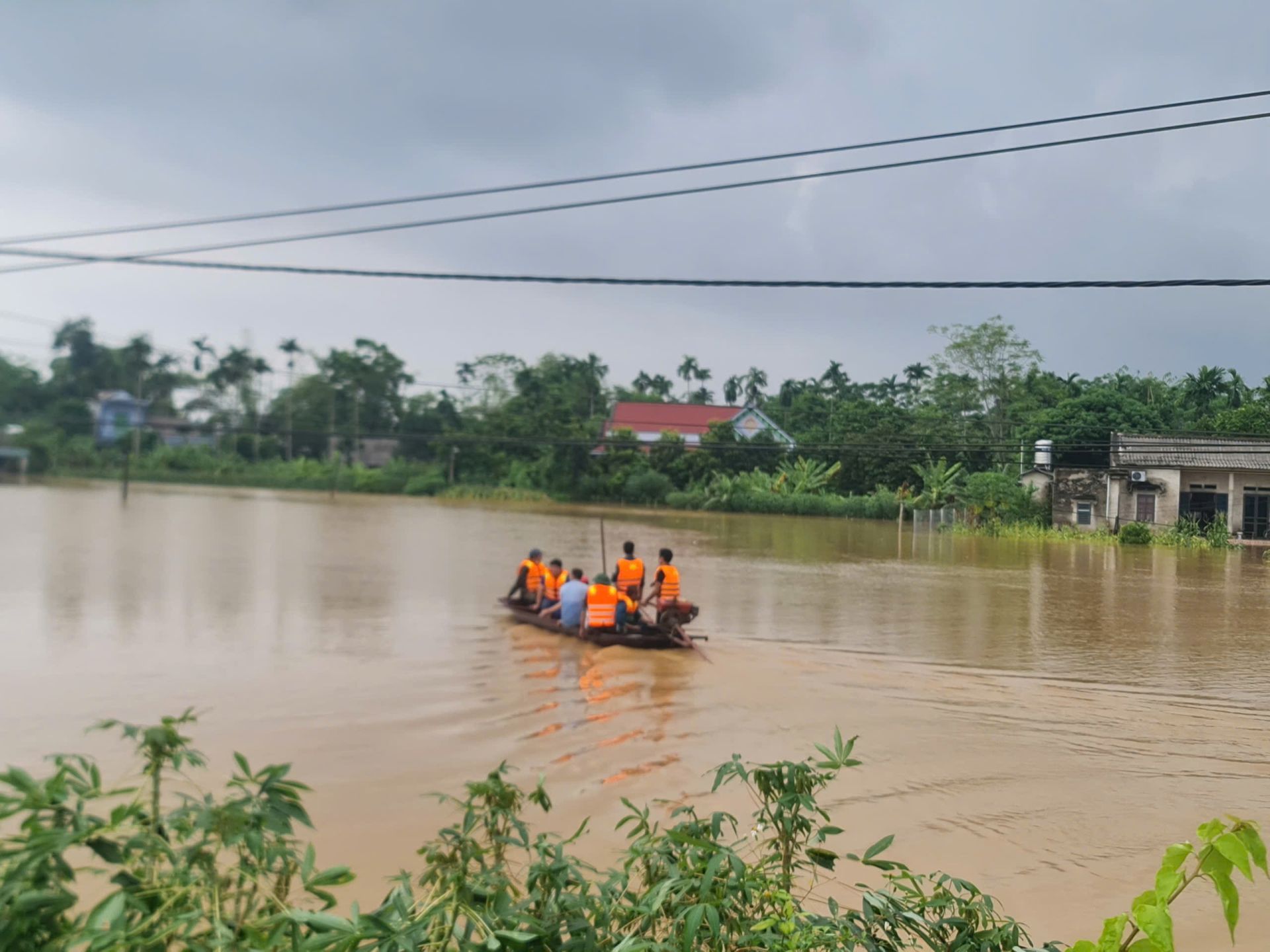 Lực lượng chức năng hỗ trợ người d&amp;acirc;n di dời khẩn cấp