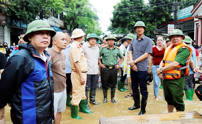 Đồng ch&amp;iacute; Nguyễn Thế Phước - Ph&amp;oacute; Chủ tịch Thường trực UBND tỉnh v&amp;agrave; l&amp;atilde;nh đạo Th&amp;agrave;nh phố Y&amp;ecirc;n B&amp;aacute;i chỉ đạo c&amp;ocirc;ng t&amp;aacute;c khắc phục hậu quả b&amp;atilde;o lũ tr&amp;ecirc;n địa b&amp;agrave;n th&amp;agrave;nh phố