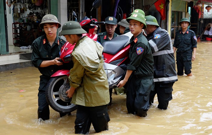 Chủ tịch UBND tỉnh Y&amp;ecirc;n B&amp;aacute;i y&amp;ecirc;u cầu c&amp;aacute;c địa phương tiếp tục r&amp;agrave; so&amp;aacute;t, di dời c&amp;aacute;c hộ d&amp;acirc;n ở những khu vực c&amp;oacute; nguy cơ cao sạt lở đất, lũ qu&amp;eacute;t, ngập lụt đến nơi an to&amp;agrave;n