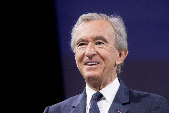 Tổng t&amp;amp;agrave;i sản: 106 tỷ USDT&amp;amp;agrave;i sản tăng th&amp;amp;ecirc;m năm 2019: 37,7 tỷ USDHồi th&amp;amp;aacute;ng 3/2019, &amp;amp;ocirc;ng Bernard Arnault vượt qua nh&amp;amp;agrave; đầu tư huyền thoại người Mỹ Warren Buffett để trở th&amp;amp;agrave;nh người gi&amp;amp;agrave;u thứ ba thế giới. V&amp;amp;agrave;i th&amp;amp;aacute;ng sau, &amp;amp;ocirc;ng lại vượt &amp;amp;ocirc;ng Bill Gates để trở th&amp;amp;agrave;nh người gi&amp;amp;agrave;u thứ nh&amp;amp;igrave; thế giới, nhưng rồi lại tụt xuống vị tr&amp;amp;iacute; thứ ba kh&amp;amp;ocirc;ng l&amp;amp;acirc;u sau đ&amp;amp;oacute;. Hồi th&amp;amp;aacute;ng 10, vị tỷ ph&amp;amp;uacute; đồ hiệu Ph&amp;amp;aacute;p n&amp;amp;agrave;y kiếm 5,1 tỷ USD trong v&amp;amp;ograve;ng 48 giờ đồng hồ sau khi cổ phiếu tập đo&amp;amp;agrave;n h&amp;amp;agrave;ng xa xỉ LVMH của &amp;amp;ocirc;ng tăng vọt.&amp;amp;nbsp;Ở thời điểm cuối 2019, &amp;amp;ocirc;ng sở hữu khối t&amp;amp;agrave;i sản 106 tỷ USD, gi&amp;amp;agrave;u thứ ba thế giới v&amp;amp;agrave; gi&amp;amp;agrave;u nhất trong ng&amp;amp;agrave;nh c&amp;amp;ocirc;ng nghiệp thời trang.