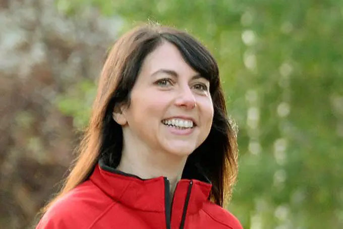 - Tổng t&amp;amp;agrave;i sản: 37,5 tỷ USD- T&amp;amp;agrave;i sản tăng th&amp;amp;ecirc;m năm 2019: 37.5 tỷ USDB&amp;amp;agrave; MacKenzie Bezos trở th&amp;amp;agrave;nh người phụ nữ gi&amp;amp;agrave;u nhất thế giới sau khi ly dị &amp;amp;ocirc;ng Jeff Bezos, nh&amp;amp;agrave; s&amp;amp;aacute;ng lập đế chế b&amp;amp;aacute;n lẻ trực tuyến Amazon.com hồi th&amp;amp;aacute;ng 7. Theo kết quả chia t&amp;amp;agrave;i sản trong vụ chia tay tốn k&amp;amp;eacute;m n&amp;amp;agrave;y, b&amp;amp;agrave; MacKenzie được chia 25% số cổ phần của hai người trong Amazon, c&amp;amp;ograve;n &amp;amp;ocirc;ng Jeff nắm 75%.