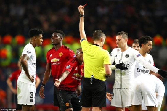 Paul Pogba nhận thẻ đỏ, MU thua tan tác PSG ngay trên sân Old Trafford