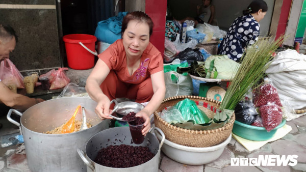 Đổ xô đi bán rượu nếp Tết Đoan Ngọ, thu lãi 