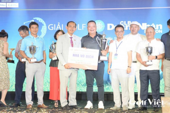 Doanh nhân Phạm Văn Út tài trợ bức tranh nghệ thuật Thốt nốt cho Giải golf CLB Doanh nhân Sài Gòn