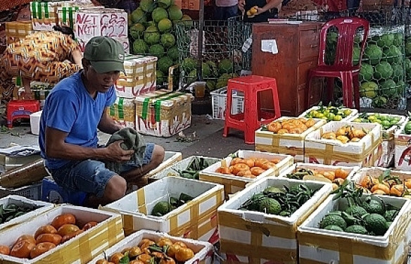 Hoa tươi và trái cây tăng giá chóng mặt trong ngày rằm tháng Giêng