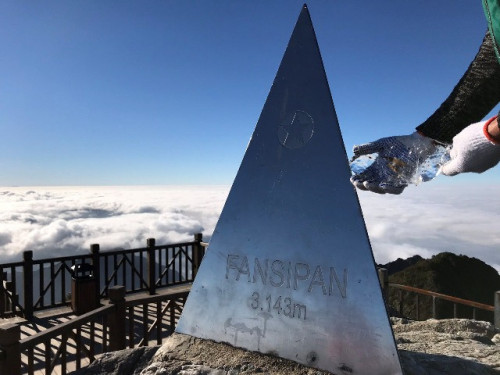 Mùng 2 Tết, đỉnh Fansipan băng phủ trắng