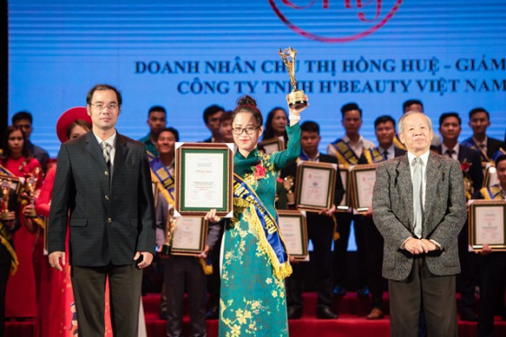 Doanh nhân Chu Thị Hồng Huệ vinh dự nhận giải thưởng lớn dịp đầu năm