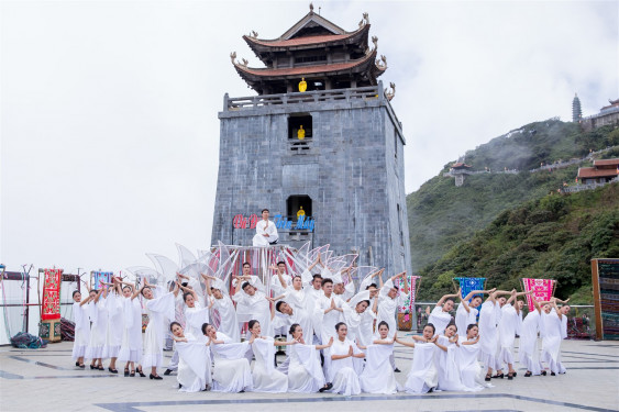 Fansipan phủ màu áo lam bình an ngày lễ Vu Lan báo hiếu