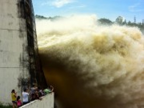 Khẩn: Lũ ngày càng to, hồ Hòa Bình tiếp tục nhận lệnh mở cửa xả đáy