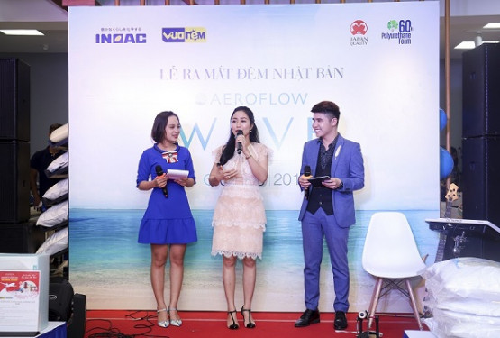 Ốc Thanh Vân hào hứng trải nghiệm nệm sóng mát xa độc đáo